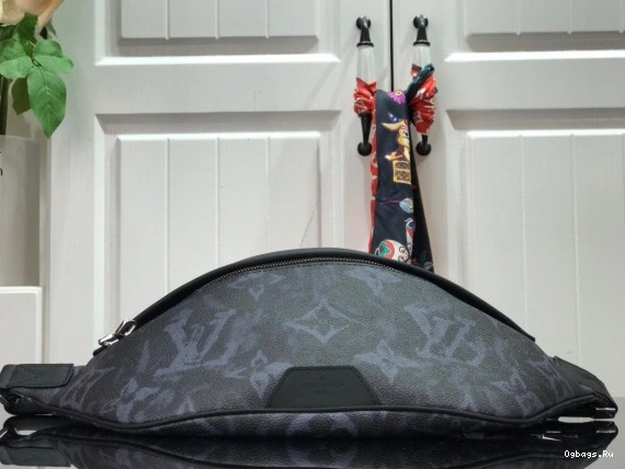 LOUIS BUMBAG DISCOVERY VUITTON 0422